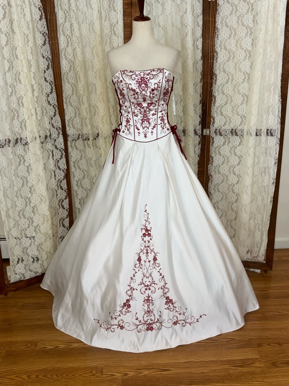 Fabulous NEW Vintage 90s Alfred Angelo Embroidered Wedding Gown